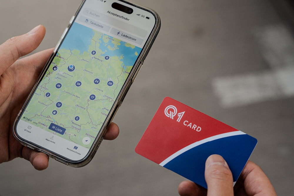 Digitalisieren Sie Ihre Q1 Card mit der Q1 App Die Q1 Card neben der Q1 App